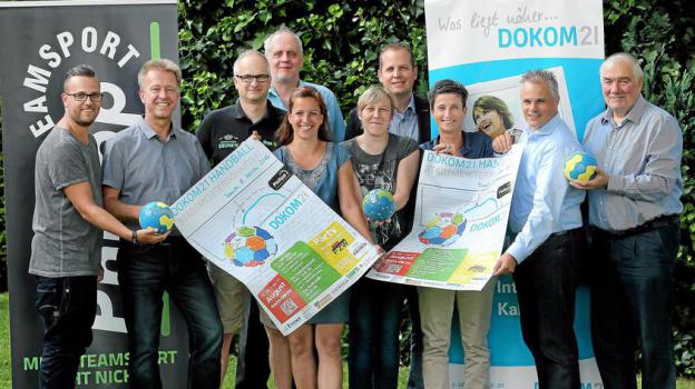 Auf die Handball-Stadtmeisterschaft freuen sich (v.l.) Sascha Stöhr (TS Philipp), Frank Gaedke (Organisation), Marc Köhnke (Orga), Wolfgang Sommer (Handballkreis Dortmund), Jenny Schnitter (DOKOM21), Yvonne Stille (Orga.), Andreas Nolte (Kronenbrauerei), Bea Klein (Orga.), Kai Ruben (Orga.) und Walter Kraft (HK Do). Foto: Ludewig